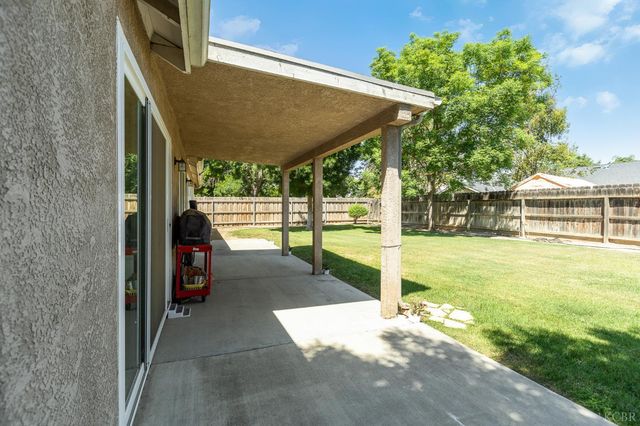 916 W Windsor Drive, Hanford, CA 93230