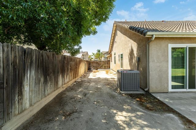 916 W Windsor Drive, Hanford, CA 93230