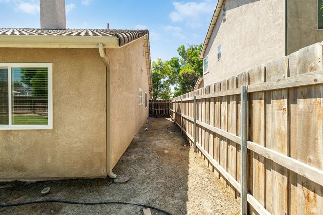 916 W Windsor Drive, Hanford, CA 93230