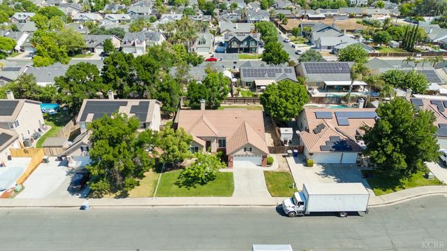 916 W Windsor Drive, Hanford, CA 93230