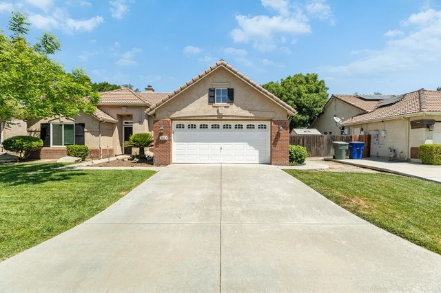 916 W Windsor Drive, Hanford, CA 93230
