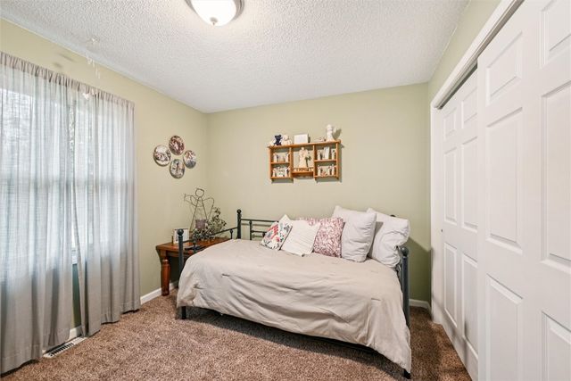 601 Maplewood Drive, Center Point, IA 52213