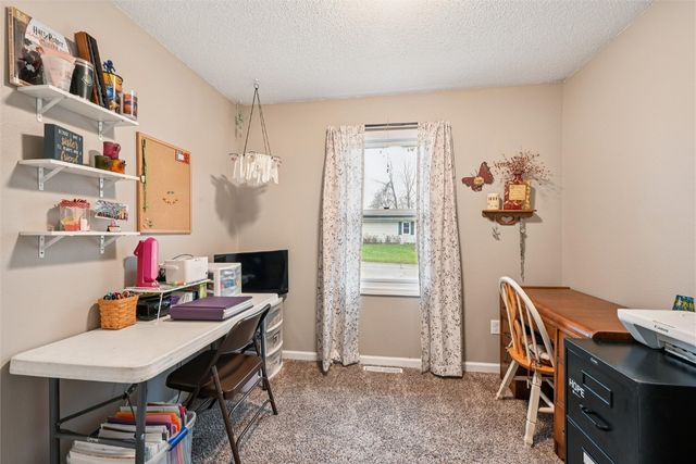 601 Maplewood Drive, Center Point, IA 52213