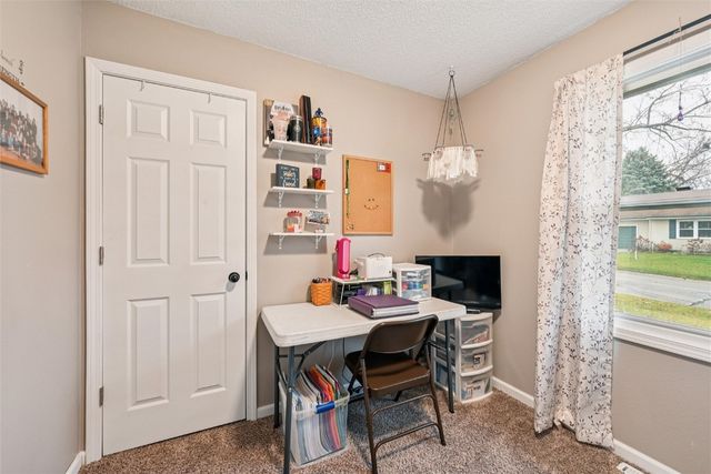 601 Maplewood Drive, Center Point, IA 52213