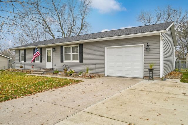 601 Maplewood Drive, Center Point, IA 52213