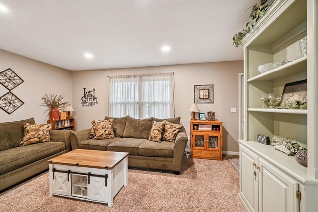 601 Maplewood Drive, Center Point, IA 52213