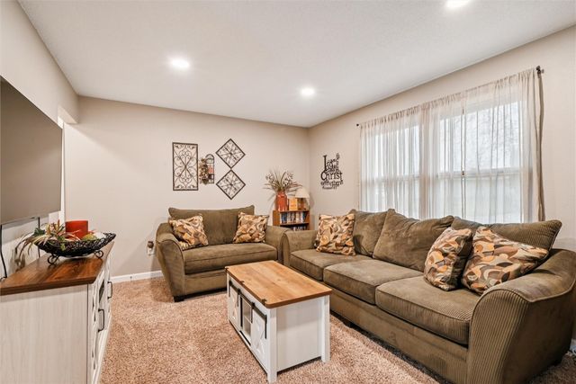 601 Maplewood Drive, Center Point, IA 52213