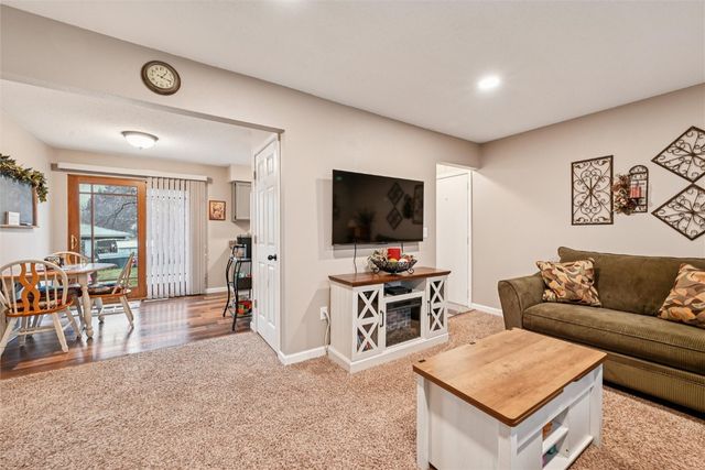 601 Maplewood Drive, Center Point, IA 52213