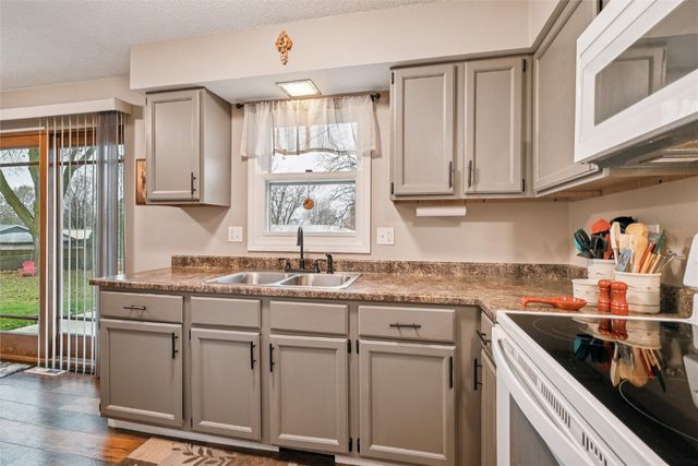 601 Maplewood Drive, Center Point, IA 52213