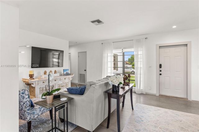 8461 SW 33rd Ter, Miami, FL 33155