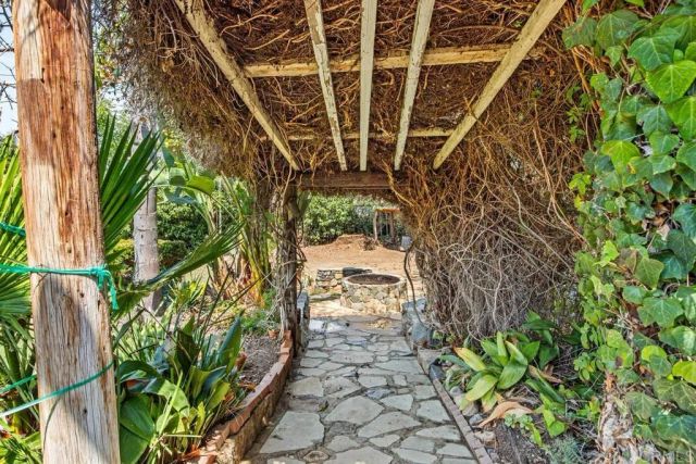 2128 Bautista Ave, Vista, CA 92084