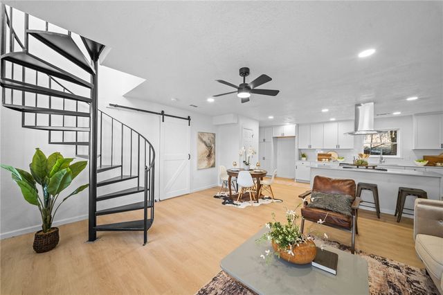 1614 E Huntsville Road, Fayetteville, AR 72701