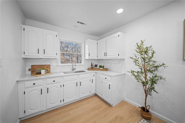 1614 E Huntsville Road, Fayetteville, AR 72701