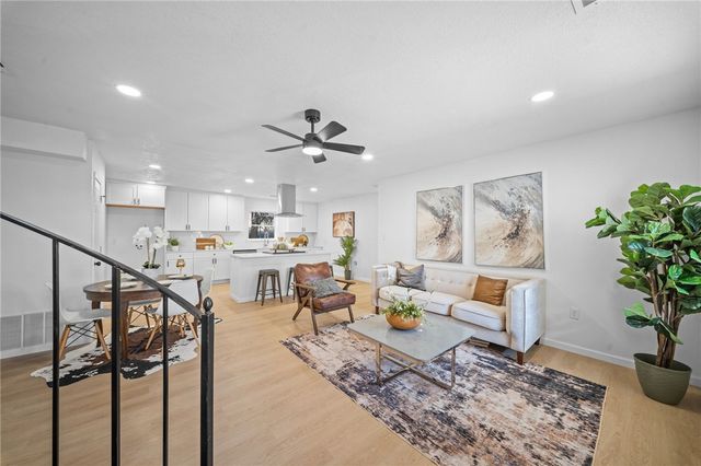 1614 E Huntsville Road, Fayetteville, AR 72701