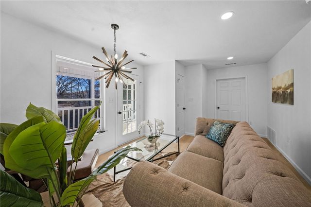 1614 E Huntsville Road, Fayetteville, AR 72701