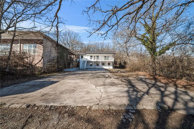 1614 E Huntsville Road, Fayetteville, AR 72701