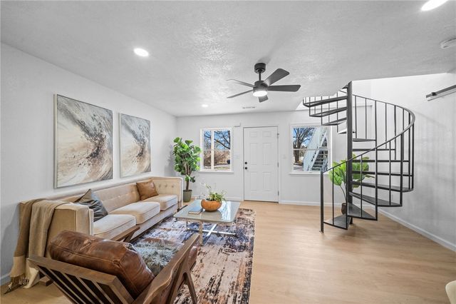 1614 E Huntsville Road, Fayetteville, AR 72701