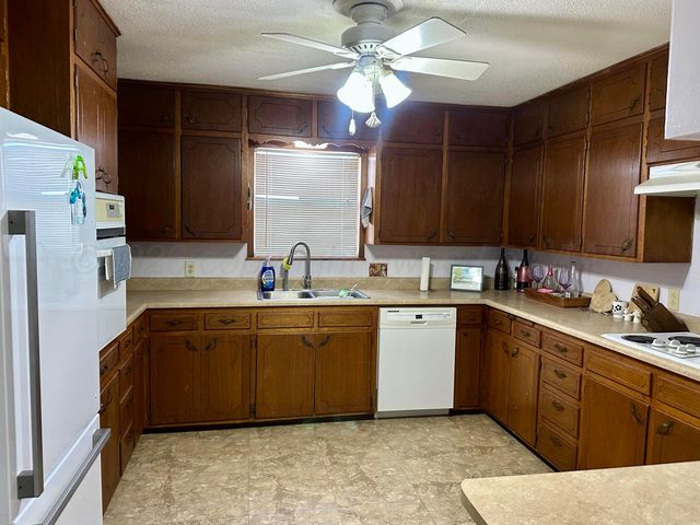 624 NE 1st Place, Tulia, TX 79088