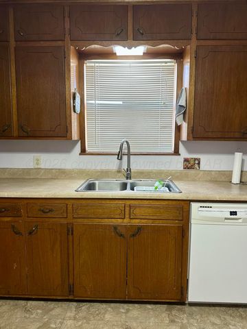 624 NE 1st Place, Tulia, TX 79088