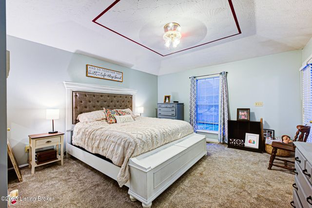 390 Shadowlawn Dr, Louisville, KY 40229