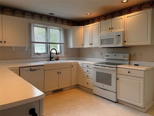 3611 BELLAIRE Drive, Erie, PA 16506