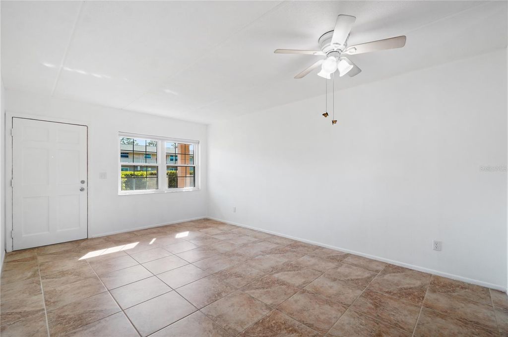 Image 2 of property listing at 1100 E CAROLINE STREET 104, Tavares, FL 32778