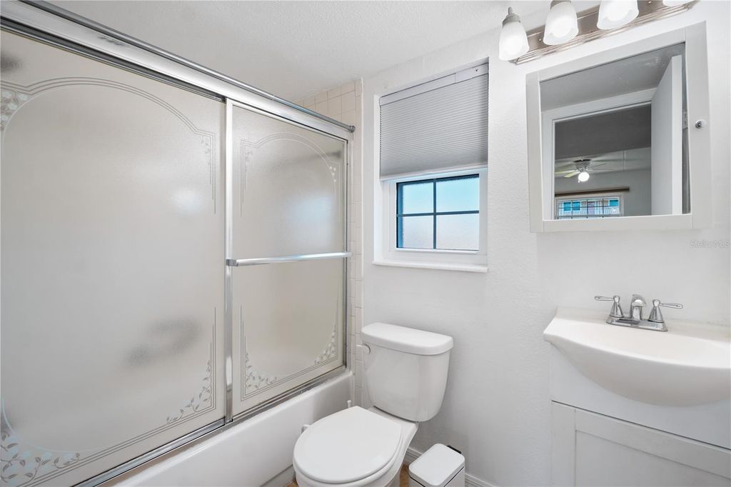 Image 11 of property listing at 1100 E CAROLINE STREET 104, Tavares, FL 32778