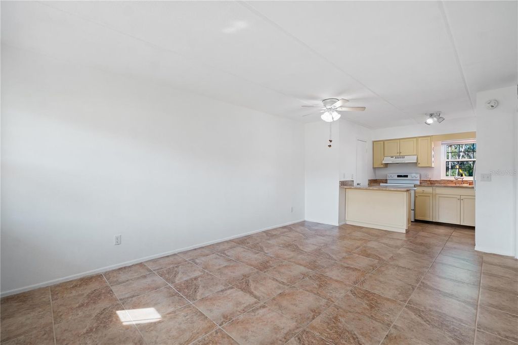 Image 3 of property listing at 1100 E CAROLINE STREET 104, Tavares, FL 32778