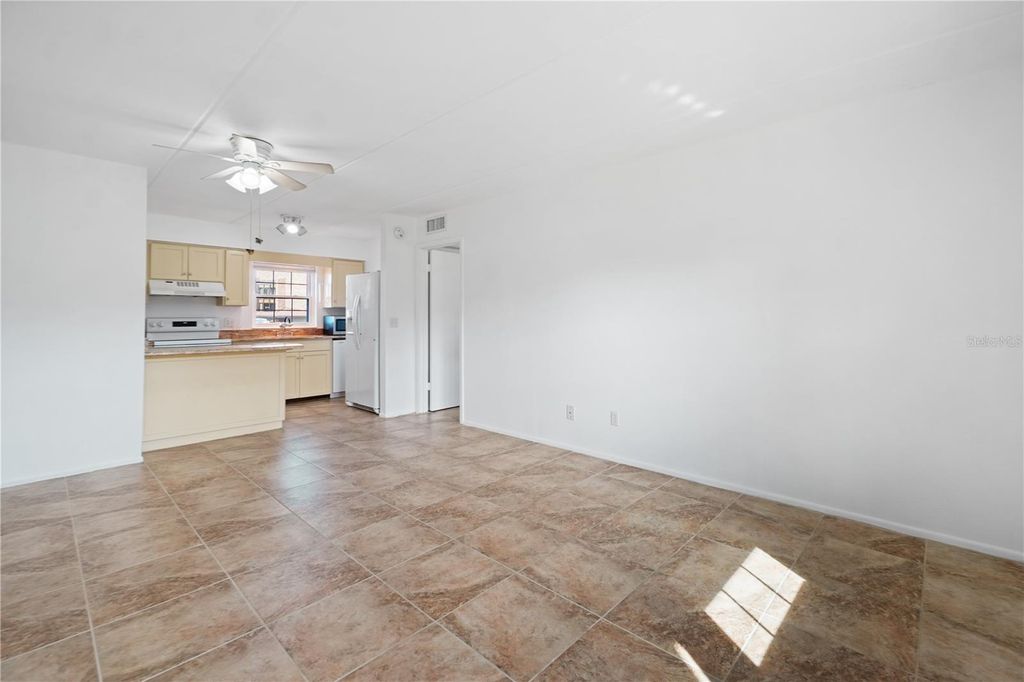 Image 4 of property listing at 1100 E CAROLINE STREET 104, Tavares, FL 32778