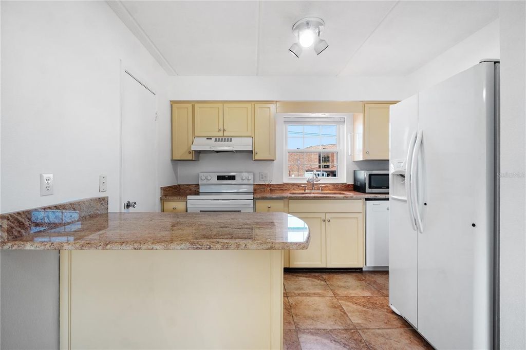 Image 5 of property listing at 1100 E CAROLINE STREET 104, Tavares, FL 32778