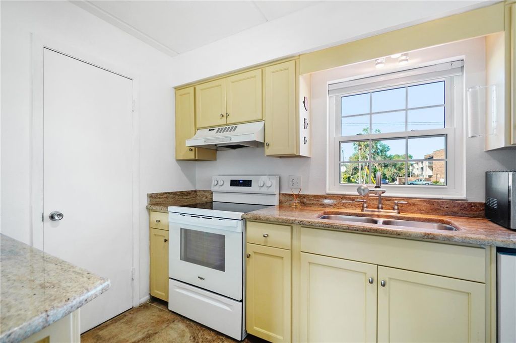 Image 7 of property listing at 1100 E CAROLINE STREET 104, Tavares, FL 32778