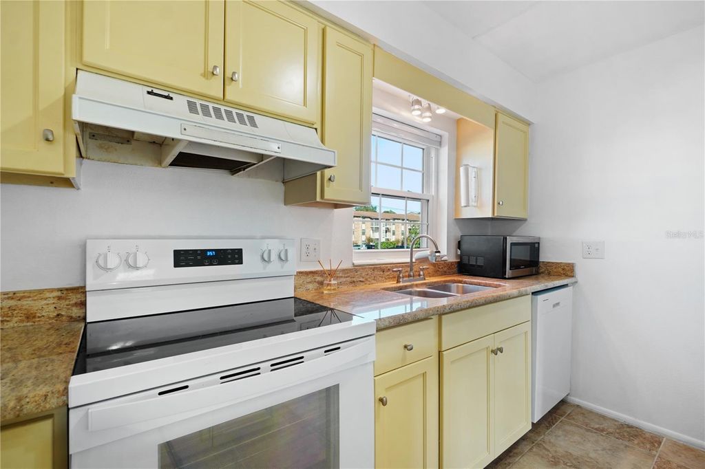 Image 8 of property listing at 1100 E CAROLINE STREET 104, Tavares, FL 32778