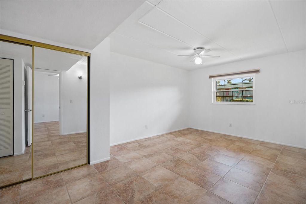 Image 9 of property listing at 1100 E CAROLINE STREET 104, Tavares, FL 32778