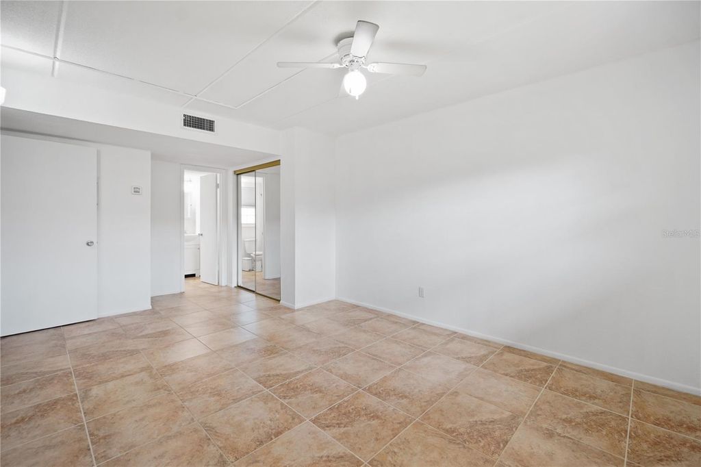 Image 10 of property listing at 1100 E CAROLINE STREET 104, Tavares, FL 32778