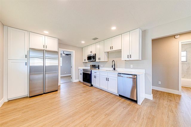 703 S DIXIE AVENUE, Fruitland Park, FL 34731