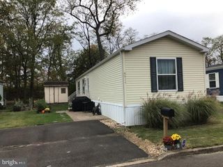 8014 WOODSIDE DR, Morrisville, PA 19067