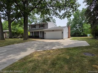 1243 Pickwick Place, Flint, MI 48507