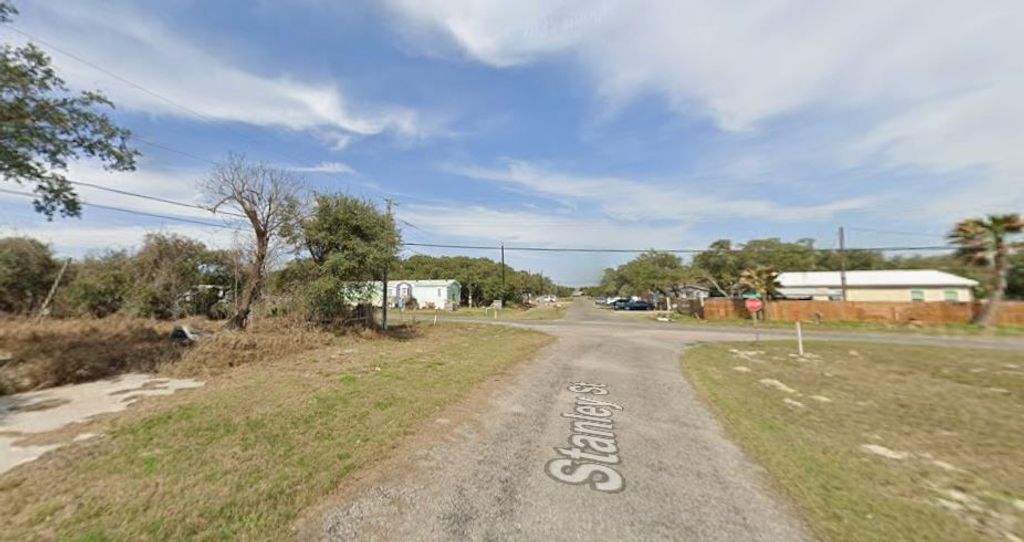 215 Stanley St, Rockport, TX 78382 — photo 4