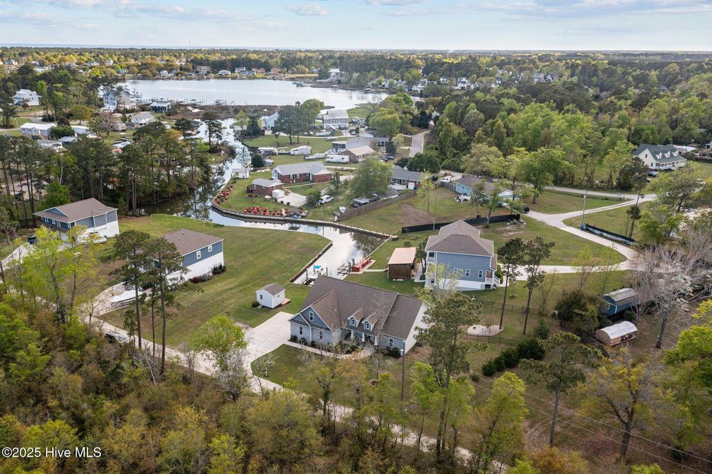 442 Crows Nest Lane, Sneads Ferry, NC 28460