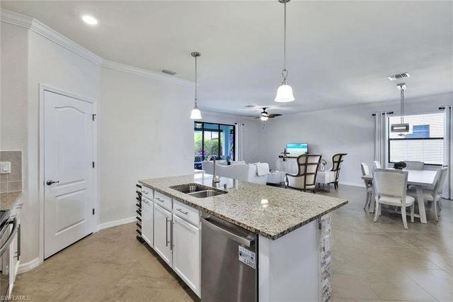 9207 SHADOW OAK LN, Naples, FL 34120