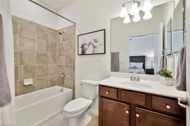 9207 SHADOW OAK LN, Naples, FL 34120
