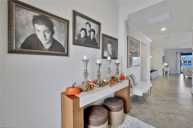 9207 SHADOW OAK LN, Naples, FL 34120