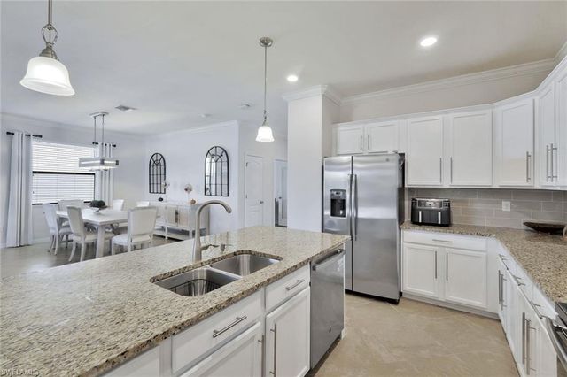 9207 SHADOW OAK LN, Naples, FL 34120