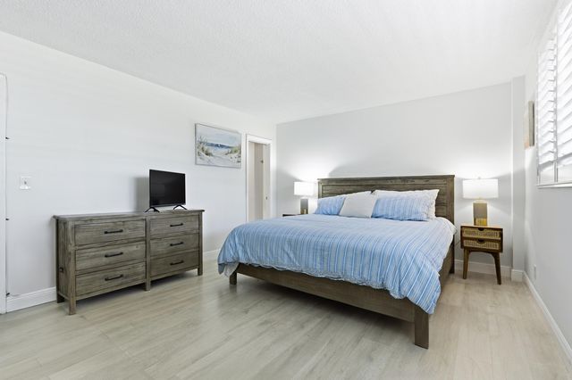 139 Sunrise Avenue 102, Palm Beach, FL 33480