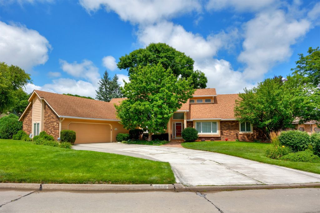 3916 Greenview Drive, Urbandale, IA 50322