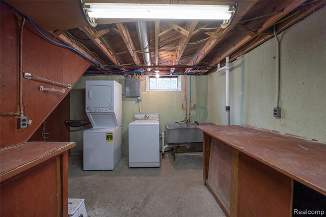 1418 W 13 Mile Road, Royal Oak, MI 48073