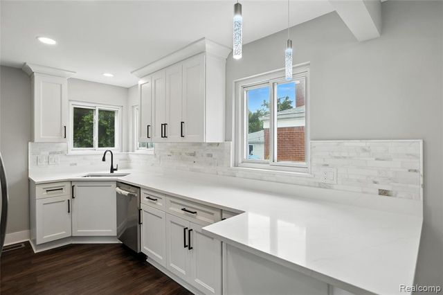 1418 W 13 Mile Road, Royal Oak, MI 48073