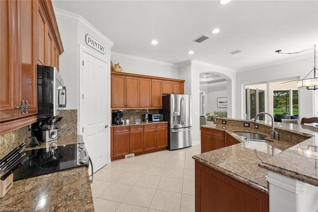 7692 Cottesmore DR, Naples, FL 34113