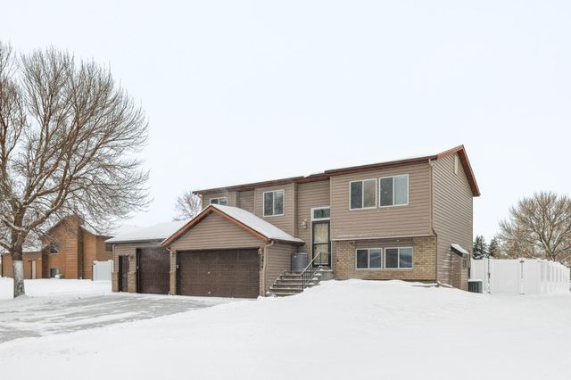 2814 Village Green Drive, Moorhead, MN 56560