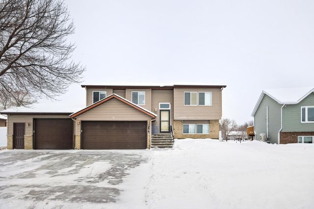 2814 Village Green Drive, Moorhead, MN 56560